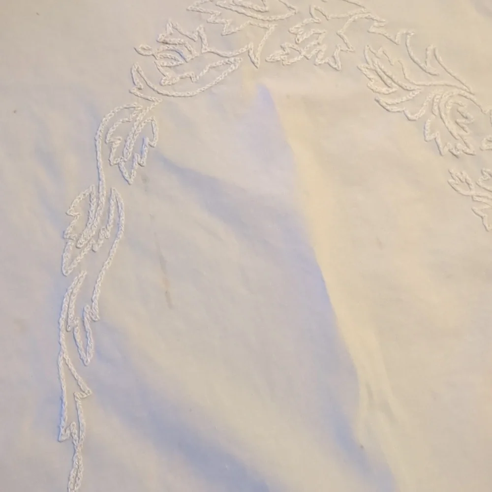 Cotton Ruffled Dresser Linen - Picture 4 of 5
